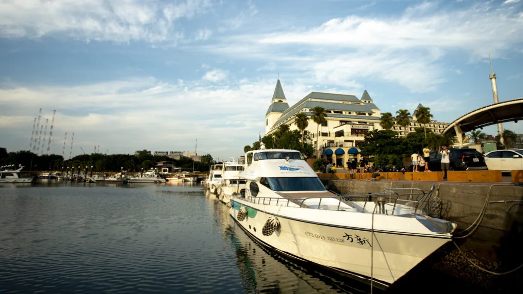 淡水情人橋遊艇