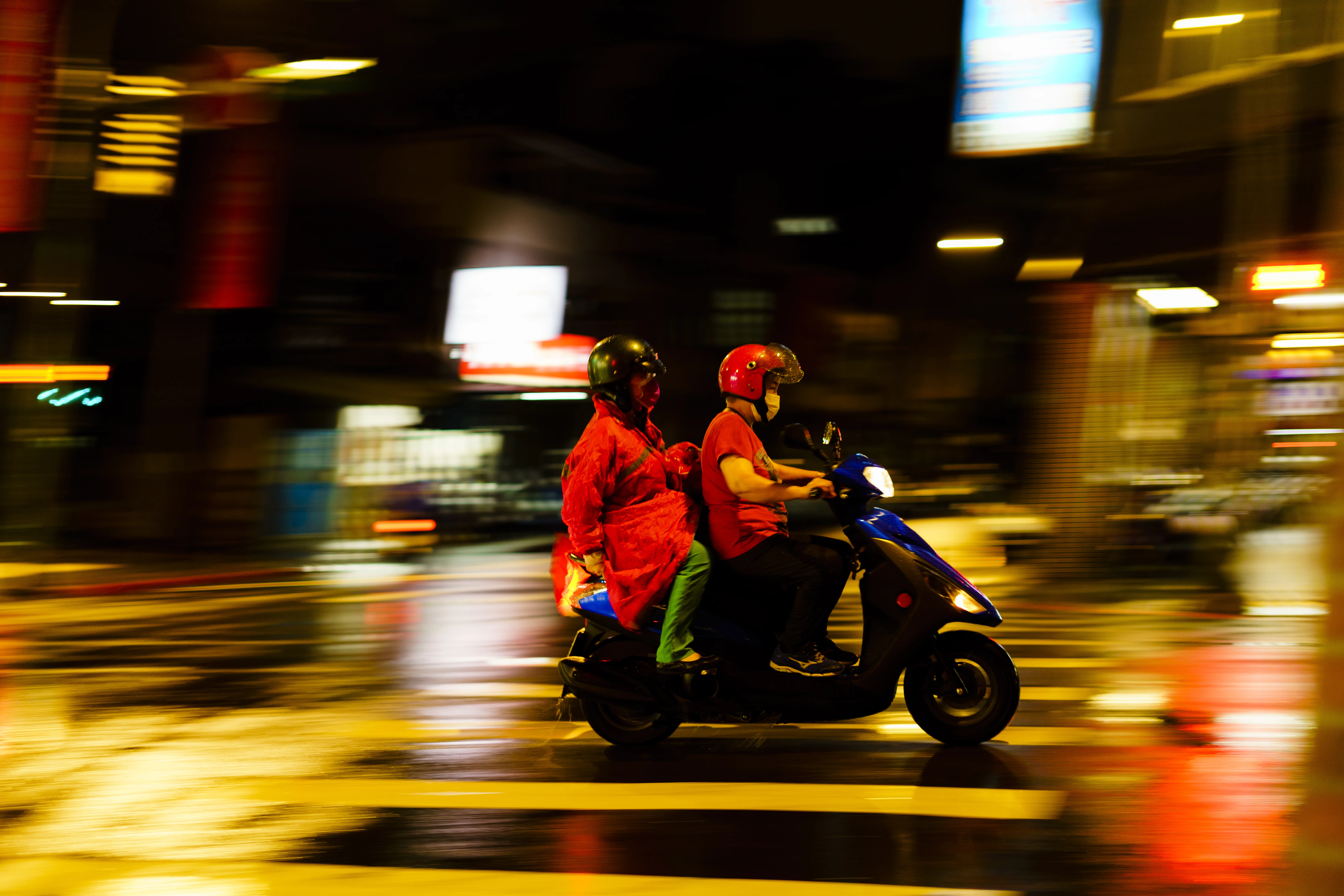 台北秋天雨夜後街邊追焦