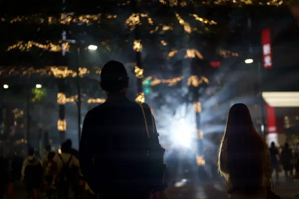 信義區的🎃萬聖節， 有求婚的、有匆匆路過的也有坐在第一排看演出的