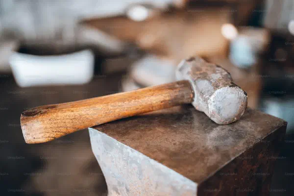 别急着下定论！多听， 多观察！放下铁锤！